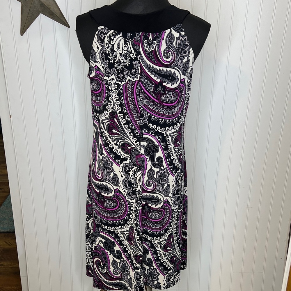 Elegant Paisley Mini Dress in Black, White, and Pink - Picture 6 of 11